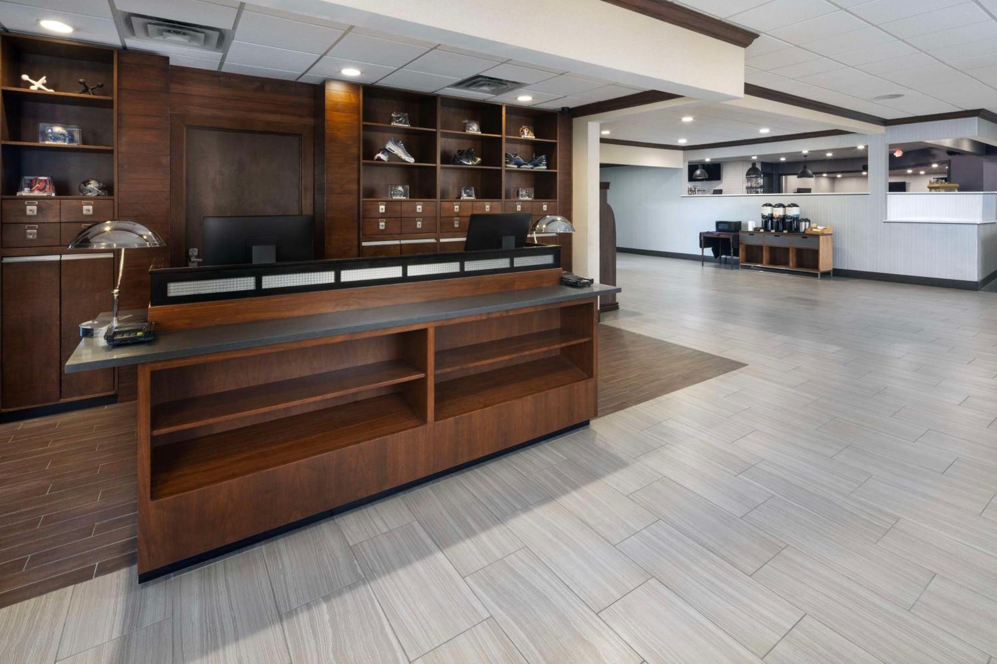 Doubletree By Hilton Manhattan, Ks Exterior foto