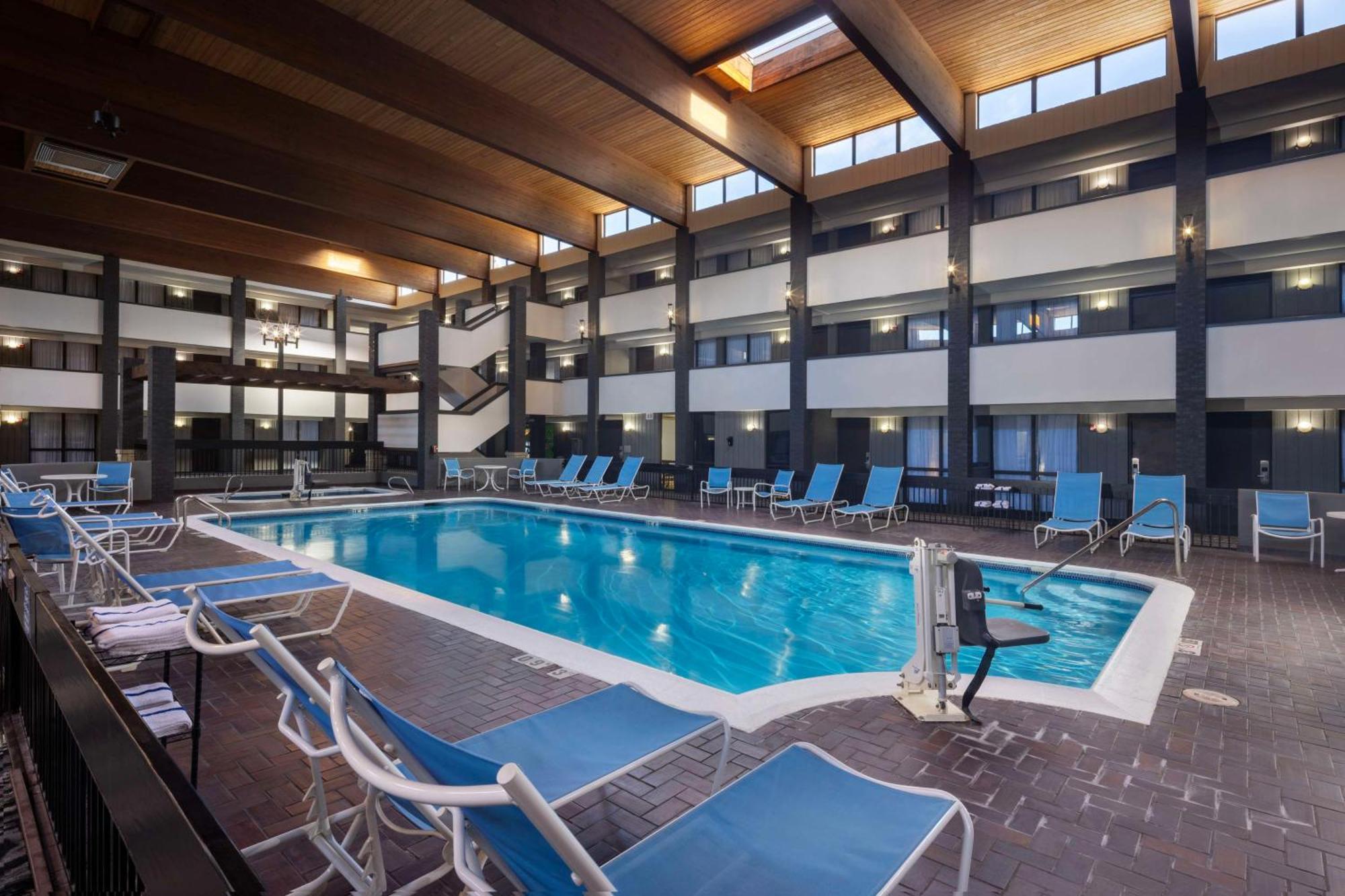 Doubletree By Hilton Manhattan, Ks Exterior foto
