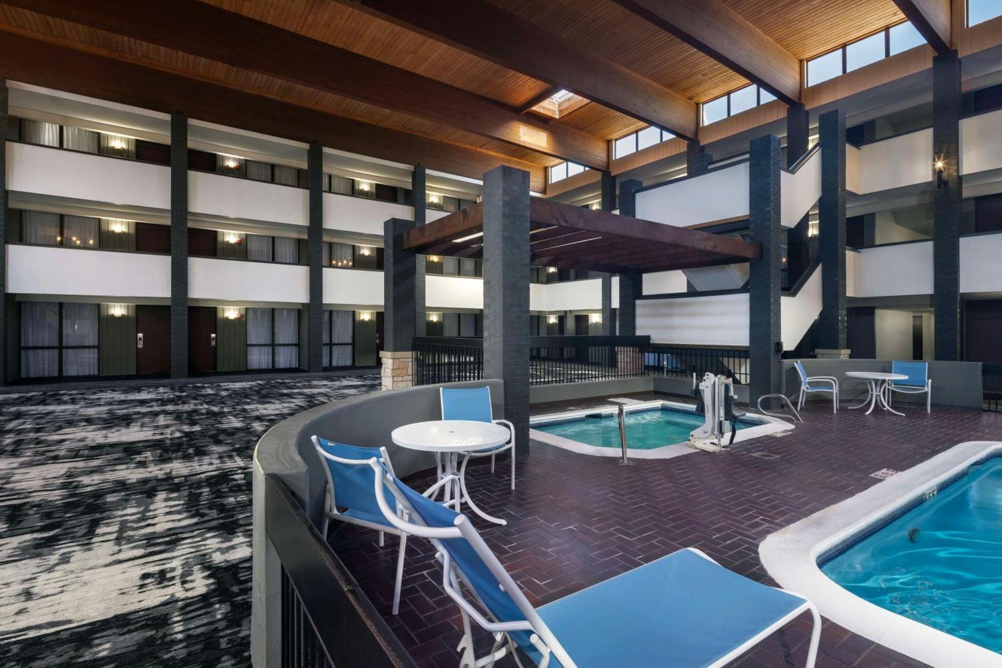 Doubletree By Hilton Manhattan, Ks Exterior foto
